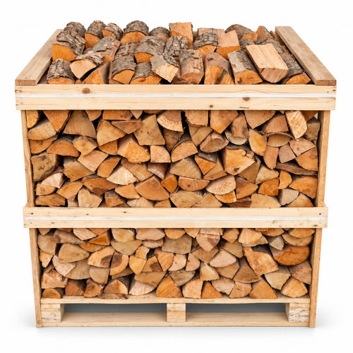 Krat met 1 m³ ovengedroogd berken elzen haardhout op witte achtergrond – schuin bovenaanzicht