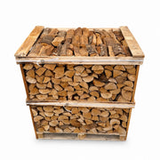 Krat met 1 m³ ovengedroogd berken haardhout op witte achtergrond – schuin bovenaanzicht